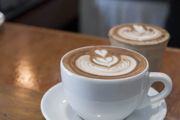 Fermer tasse blanche de café, latte sur la table en bois — Photo