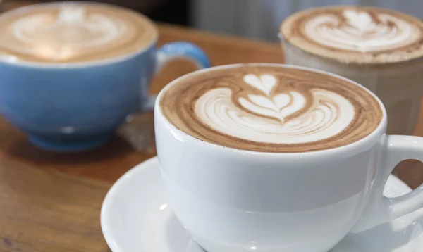 Cerrar taza de café blanco, café con leche en la mesa de madera —  Fotos de Stock