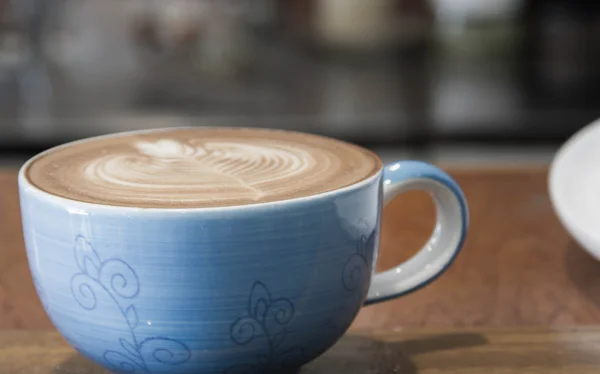 Cerrar taza azul de café, café con leche en la mesa de madera —  Fotos de Stock