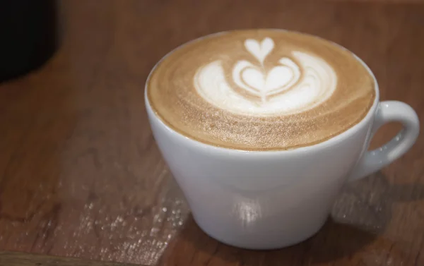 Cerrar taza de café blanco, café con leche en la mesa de madera —  Fotos de Stock