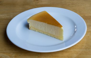 Cheesecake ile çanak ahşap arka plan üzerinde