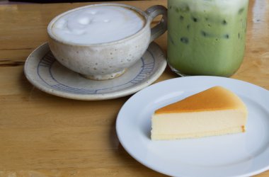 Vintage fincan kahve, latte ahşap arka plan üzerinde kapatın