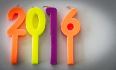 Sayı olarak 2016 şeklinde renkli mumlar