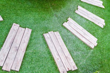 Ahşap çimenlerin üzerinde