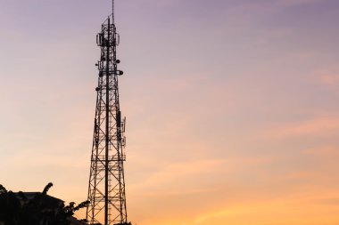 Telekomünikasyon Gsm kuleleri ile alacakaranlık gökyüzü arka plan