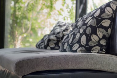 Oturma odasında kanepe dekorasyon yastık