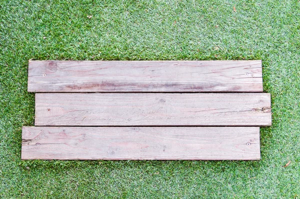 Dřevo na trávě — Stock fotografie