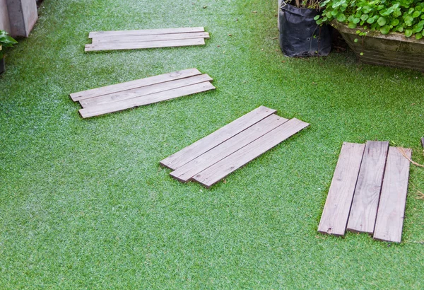 Dřevo na trávě — Stock fotografie