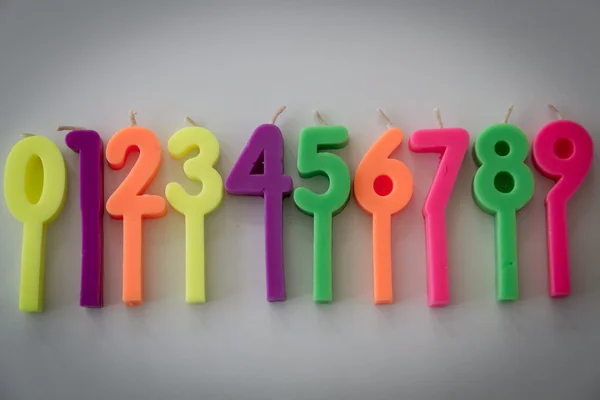 Sayı olarak şeklinde renkli mumlar — Stok fotoğraf