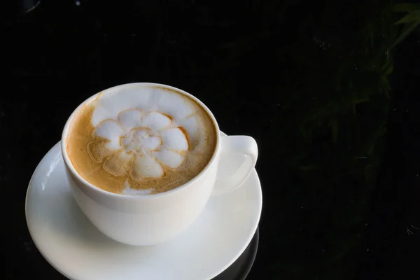 Primer plano taza de café azul, café con leche en la mesa de vidrio negro — Foto de Stock