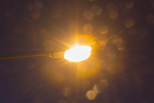 Абстрактный шестиугольник уличного света на фоне ночного неба — стоковое фото