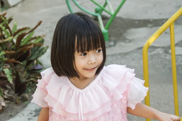 Asiatische Mädchen gekleidet in thailand spielen in Spielplatz — Stockfoto