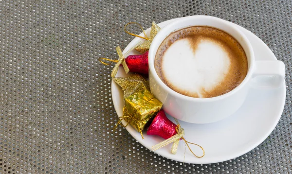 Fermer tasse bleue de café, latte sur la table en acier avec des décorations de Noël — Photo