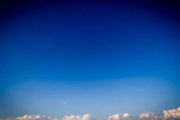 Bonito do céu azul com nuvem — Fotografia de Stock