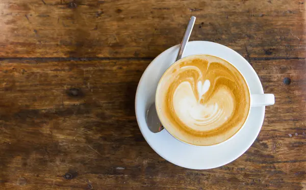 Fermer tasse bleue de café, latte sur la table en bois — Photo