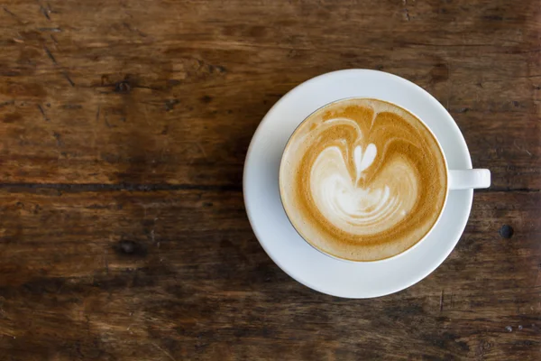 Cerrar taza azul de café, café con leche en la mesa de madera — Foto de Stock