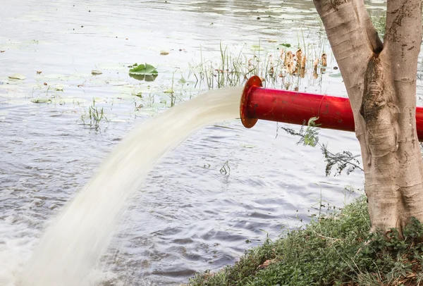 Viejas tuberías de agua que bombean agua — Foto de Stock