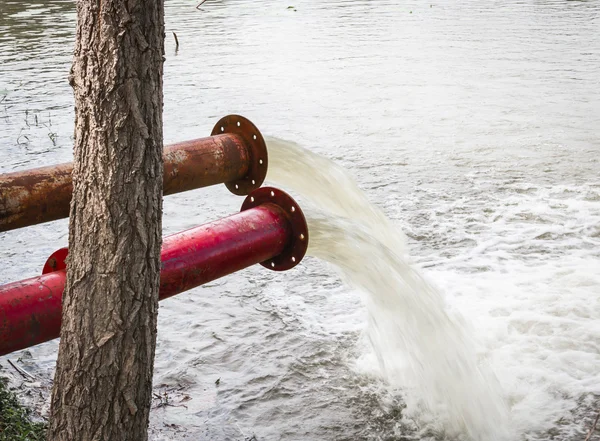 Vieux tuyaux d'eau qui pompent l'eau — Photo