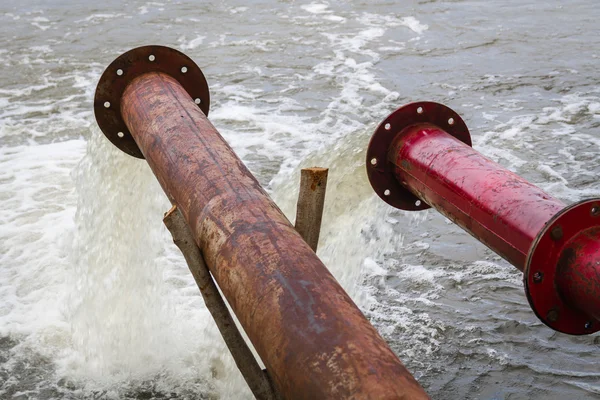 Viejas tuberías de agua que bombean agua — Foto de Stock