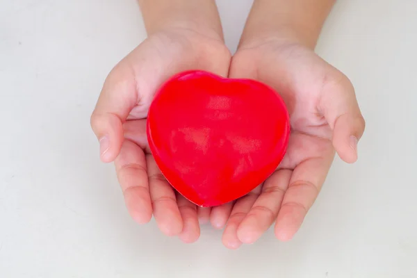 Elinde büyük kırmızı kalp — Stok fotoğraf