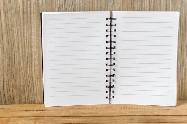 Boek met blanke pagina geplaatst op een houten tafel. — Stockfoto