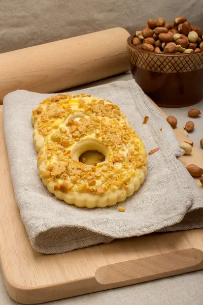 Keten peçete üzerinde ezilmiş fıstık ile ev yapımı kek