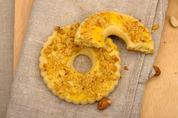 Ezilmiş fıstık en iyi manzaralı yuvarlak ev yapımı kek