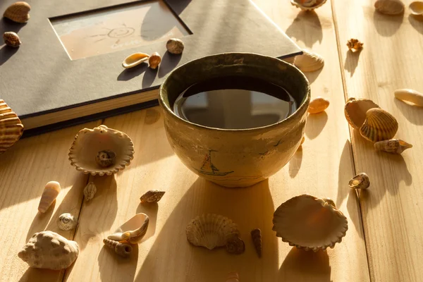 Tigela de cerâmica de chá em placas de madeira leve — Fotografia de Stock