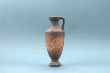 Mavi arka planda Yunan tarzında küçük Seramik vazolar