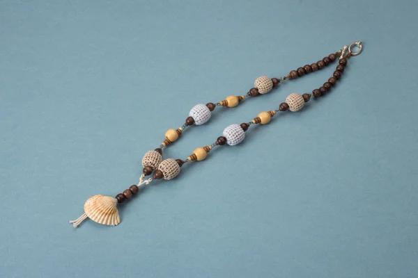 Deniz kabukları, ahşap boncuk, boncuk ile örgü ile el yapımı kolye