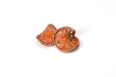 Beyaz bir arka plan üzerinde kefalet iki büyük adet meyve