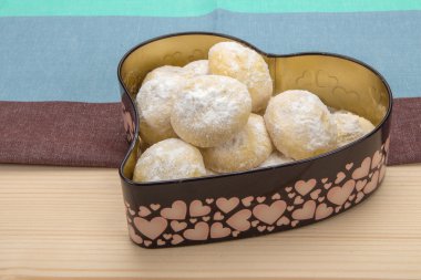 Pudra şekeri bir teneke içinde ev yapımı kurabiye