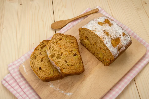 Meyve keten peçete ve bir ışık iki dilim pastayla ahşap 