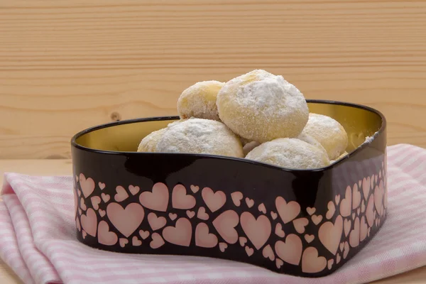 Galletas caseras en azúcar en polvo sobre servilleta a cuadros de algodón —  Fotos de Stock