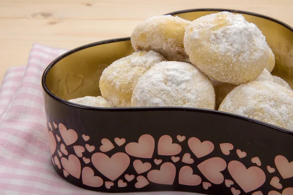 Pamuk damalı peçete üzerinde toz şeker çerezleri