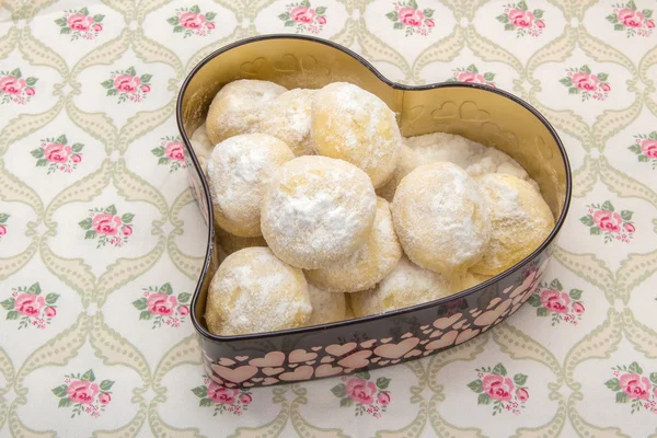 Kleine Kekse hausgemacht in Puderzucker in einer Blechdose in Herzform — Stockfoto