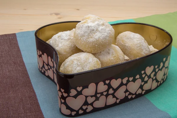 Petits biscuits faits maison dans une boîte en forme de coeur — Photo