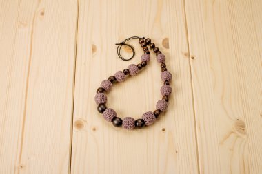 Ahşap masa lambası üzerinde kahverengi tığ işi el yapımı boncuk