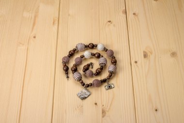 El yapımı kolye kolye ile tığ işi