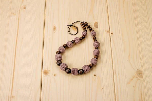 Ahşap masa lambası üzerinde kahverengi tığ işi el yapımı boncuk