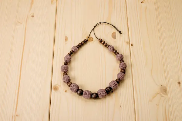 Kahverengi tığ işi el yapımı boncuk ahşap bir masa üzerinde