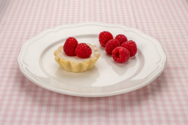 Ev yapımı küçük kek krem peynir ve taze ahududu w