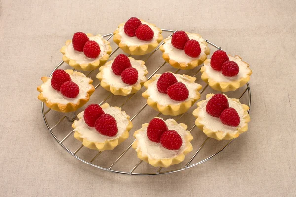 Taze Bahçe ahududu keten na Tarih ile ev yapımı küçük kekler