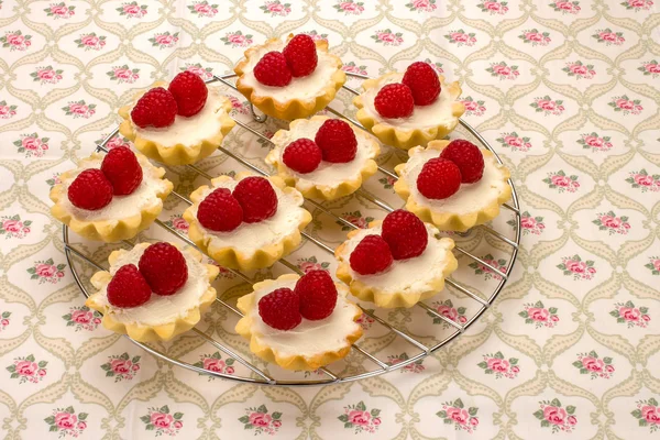 Bir f peçeteye taze ahududu ile ev yapımı küçük kekler