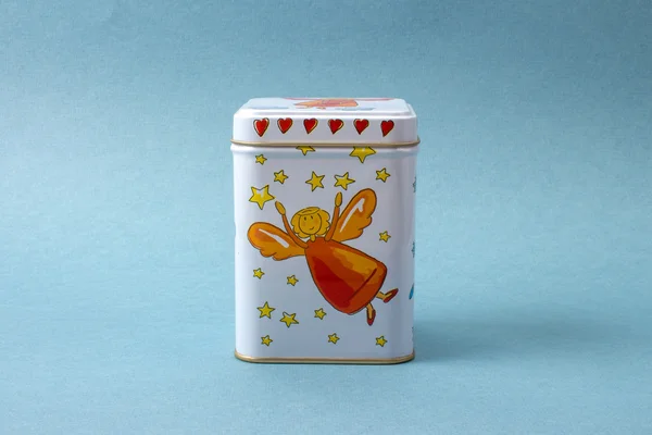 Kare teneke kapak ile kapalı, bir melek boyalı