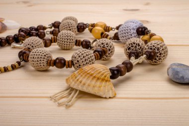 Kolye ve bileklik tığ işi el yapımı, yakın çekim