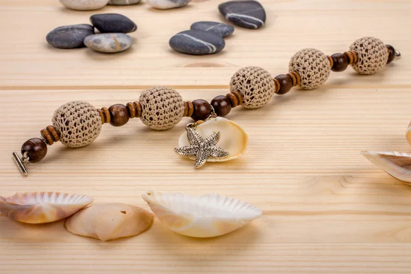 El yapımı bileklik laubali tığ işi boncuk deniz çakıl taşları ile gelen bir