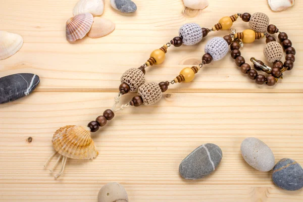 Tığ işi boncuk, kabukları üzerinde ile el yapımı kolye ahşap ışık 