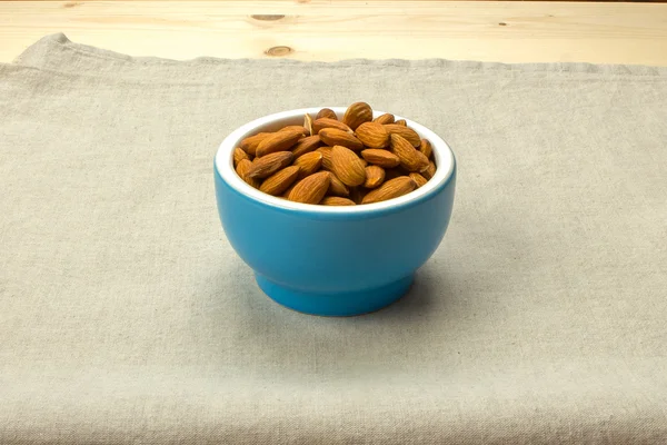 Keten peçeteye badem ile mavi bir seramik kase