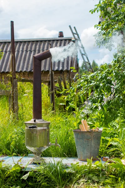 Semaver bahçesinde köy evinde ahşap üzerine